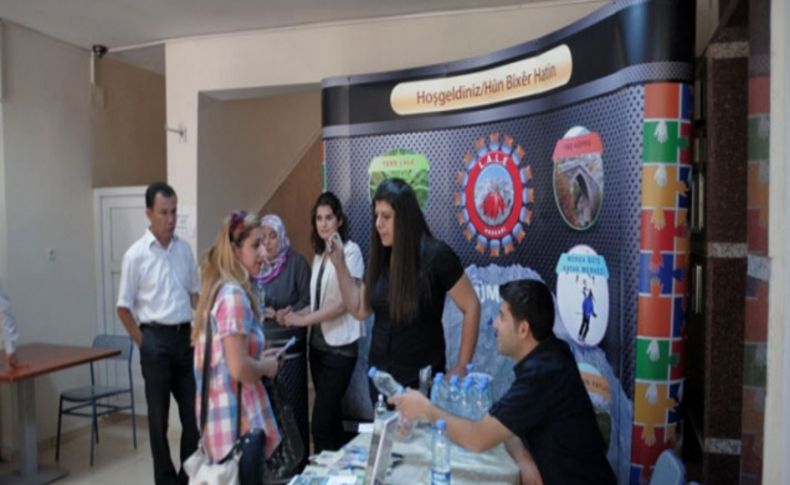 Hakkari Üniversitesi'ne kayıt yaptıran öğrencilere Kürtçe karşılama