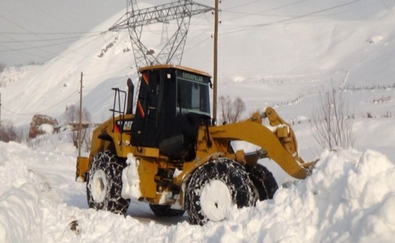 Hakkari'de karla mücadele çalışmaları devam ediyor