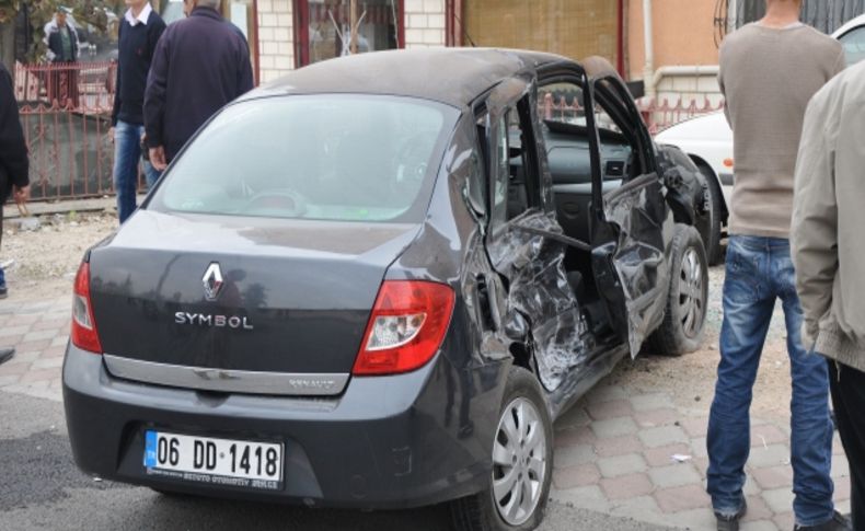 Halk otobüsü otomobile çarptı: 2 yaralı