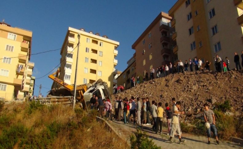 Harç mikseri engelli yayanın üzerine devrildi