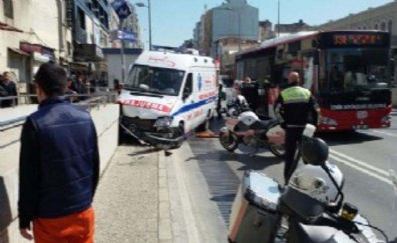 İzmir'de hasta nakil ambulansı kaza yaptı: 3 yaralı