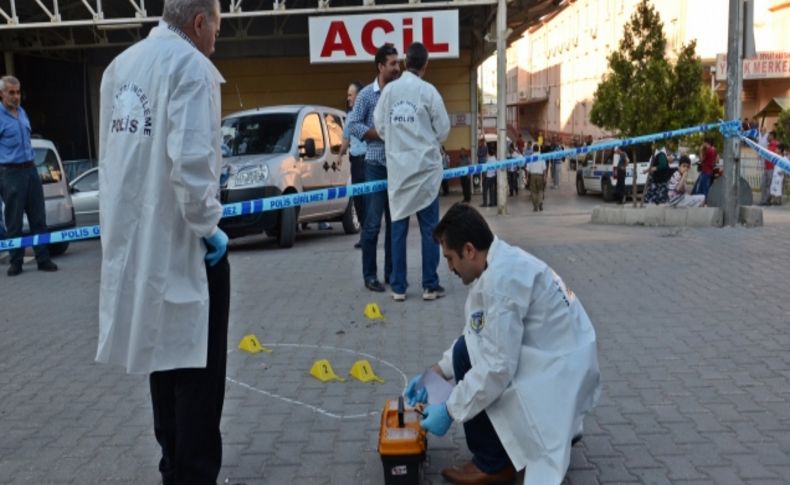 Hastane önünde çıkan kavgada bir kişi silahla yaralandı