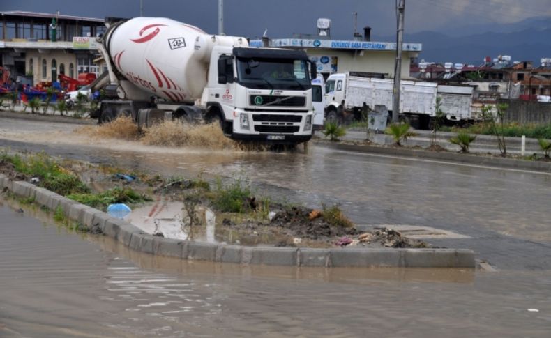 Hatay'da sağanak yağış nedeniyle evler su altında kaldı