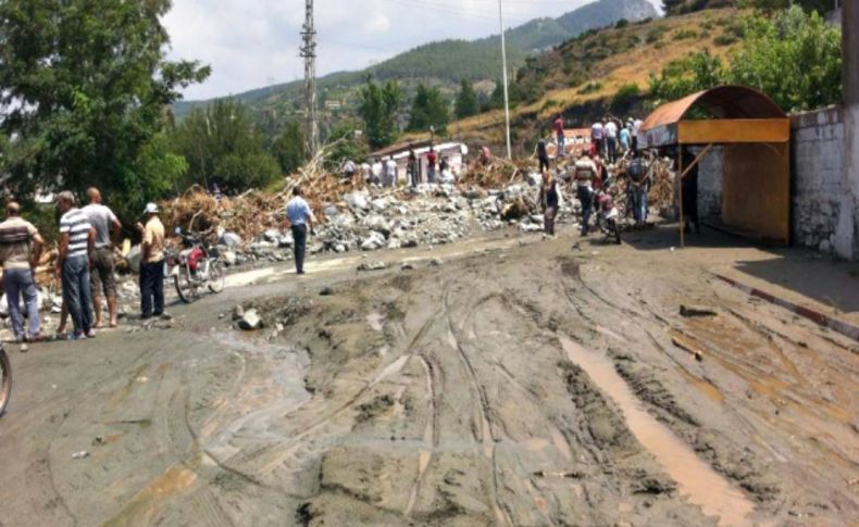 Hatay'da sel yolları kapadı, araçlar toprak altında kaldı