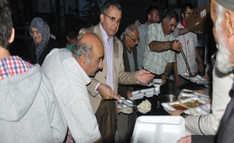 Hayırsever eczacı Gül'den 800 kişiye iftar yemeği