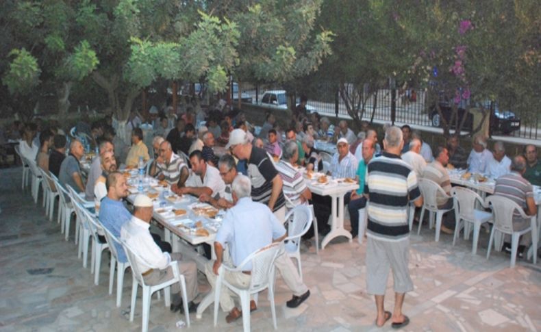 Her gün bir camide iftar veriyorlar