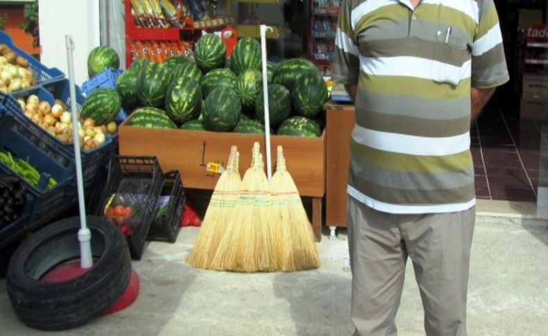 Hırsızlarla başedemeyince dükkanı taşımak zorunda kaldı