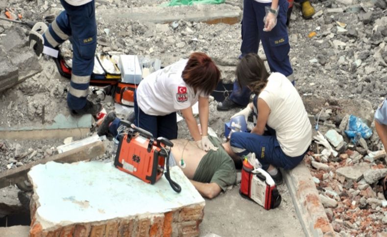 Hurdacı, beton bloğun altında kaldı