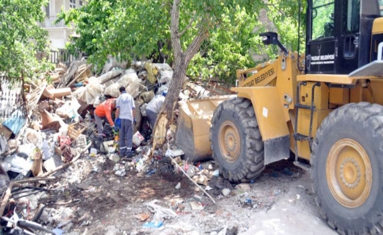 Hurdacının evinden 10 kamyon çöp çıktı