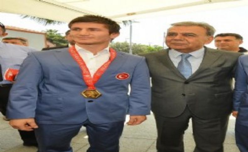 Gençlik ve Spor Bayramı’nda Büyükşehir sporcusu Arık'a anlamlı ödül