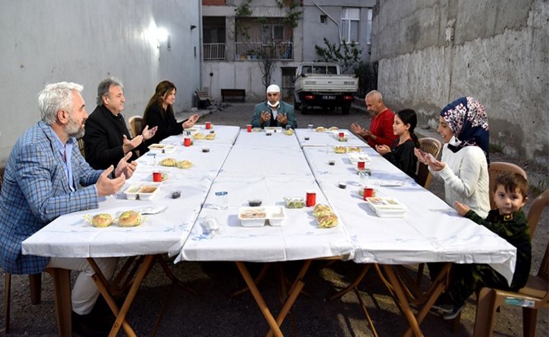 İduğ, Kızılay Başkanı ile birlikte iftar sofrasına konuk oldu