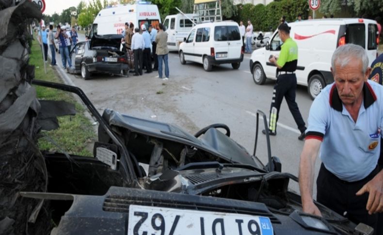 İkiye bölünen aracın sürücüsü kazadan burnu kanamadan kurtuldu