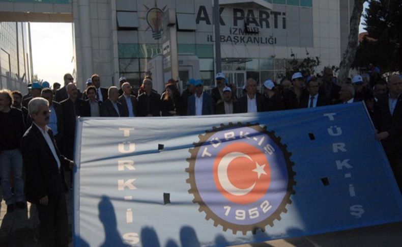 AK Parti İzmir İl binası önünde işçilerden protesto!