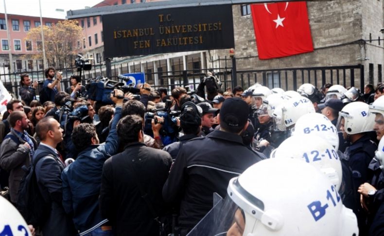 İstanbul Üniversitesi’nde polisle öğrenciler arasında arbede