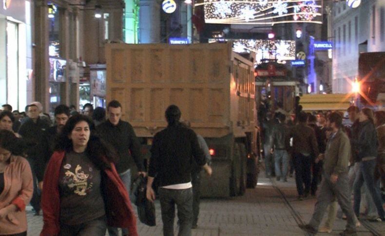 İstiklal Caddesi'nde kamyon şaşkınlığı