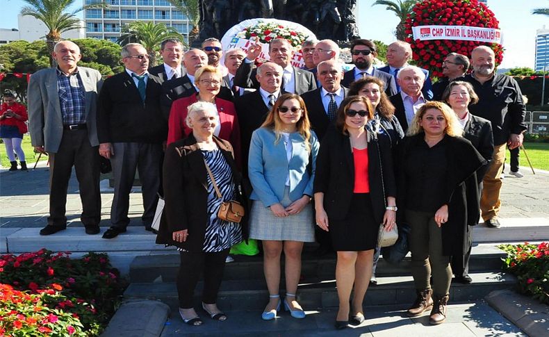 İYİ Parti de 29 Ekim için çelenk bıraktı