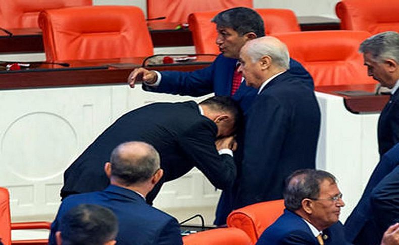 İYİ Partili vekil Bahçeli'nin elini öptü