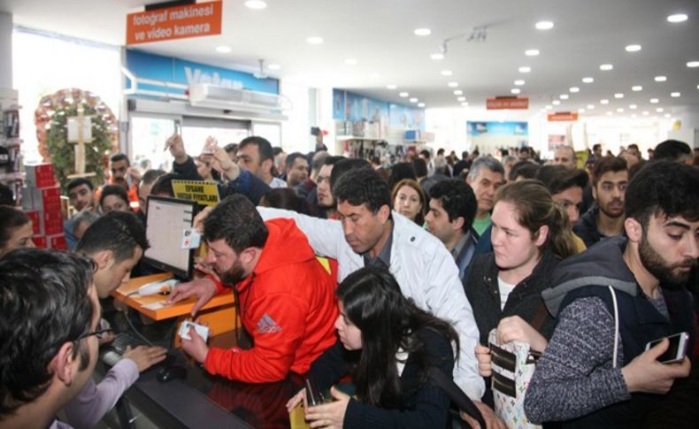 İzmir'de teknoloji market açılışında indirim izdihamı