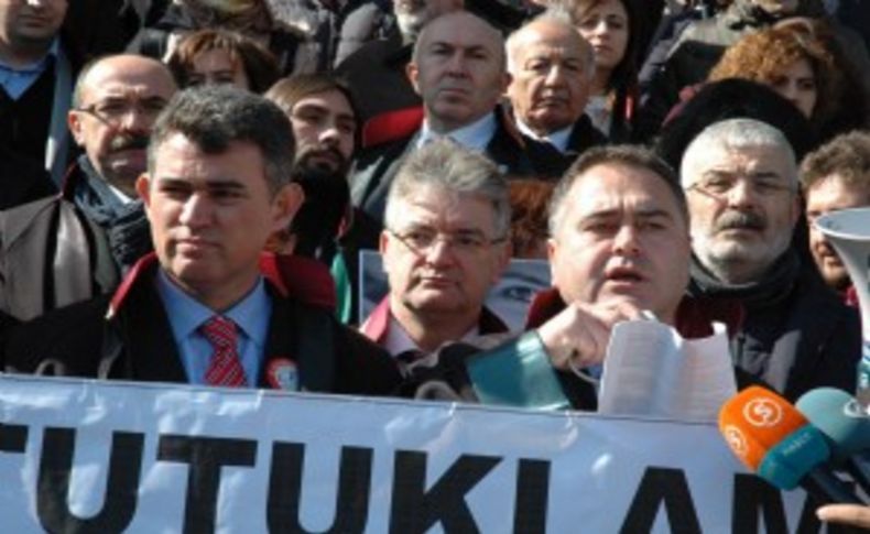 İzmir'de avukatlardan çifte protesto