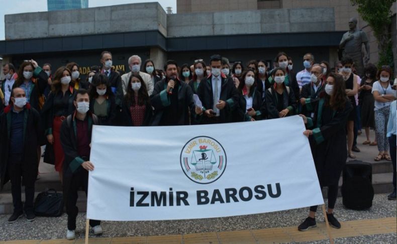 İzmir Barosu'ndan adliye önünde protesto