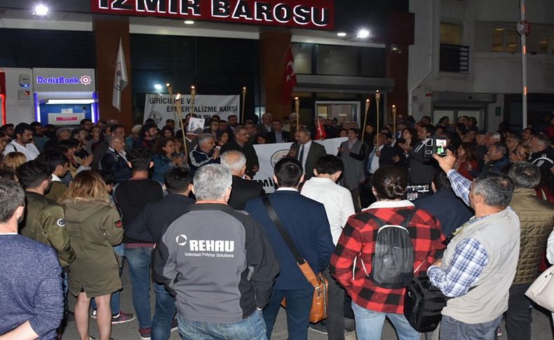 İzmir Barosu'nun protesto 'nöbet'i devam ediyor