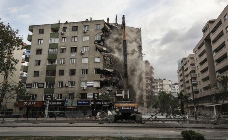 İzmir'de ağır hasarlı binaların yıkımı devam ediyor