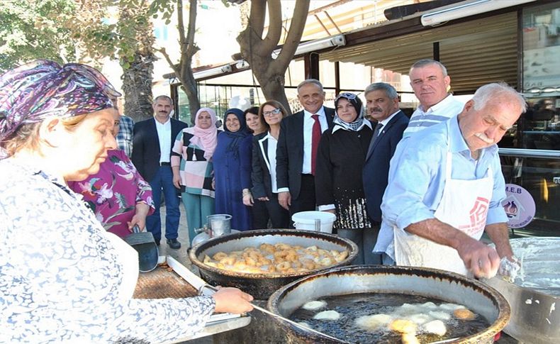 İzmir'de Atatürk için lokma döktürüldü