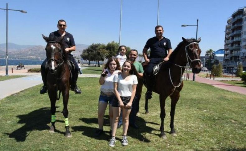 İzmir'de atlı polislere ilgi