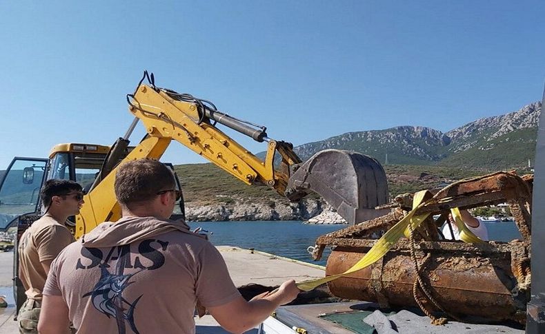 İzmir'de balıkçı ağlarına İngiliz Eğitim Mayını takıldı