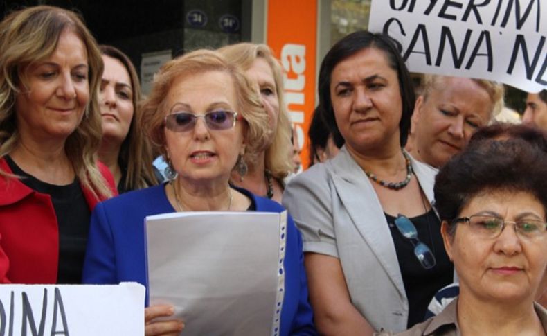 İzmir'de CHP'li kadınlardan tekme protestosu