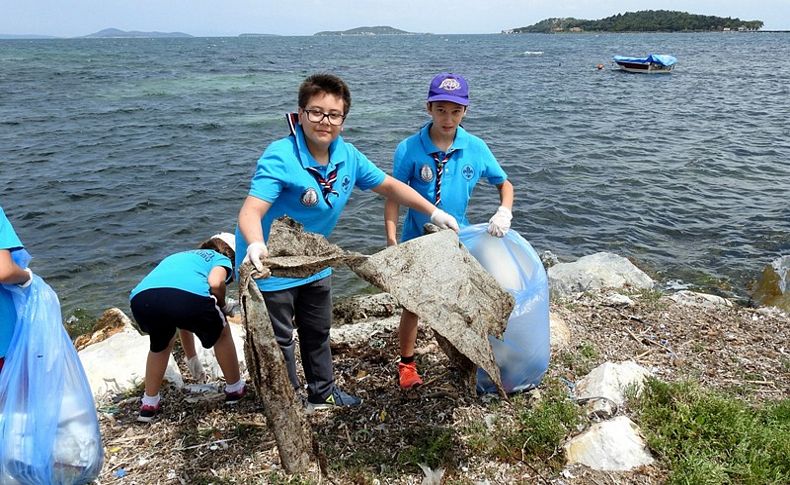 İzmir'de çocuklardan deniz temizliği