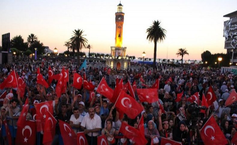 İzmir'de demokrasi nöbetine devam