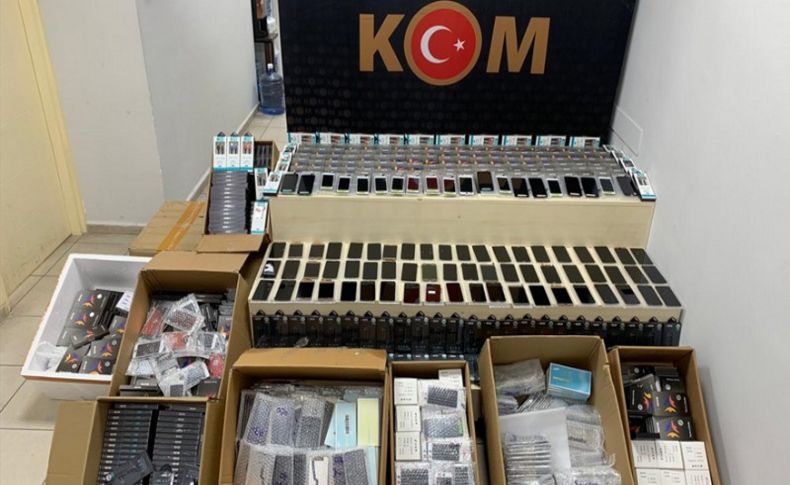 İzmir'de gümrük kaçağı telefon ele geçirildi