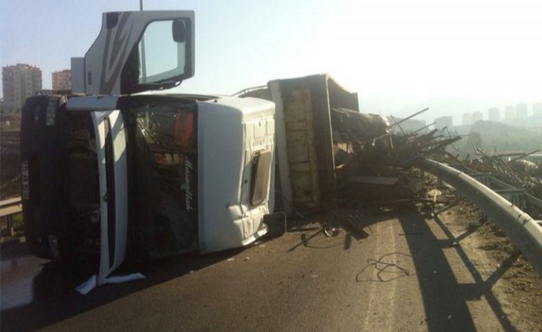 İzmir'de hurda yüklü TIR devrildi