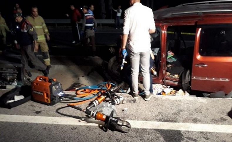 İzmir'de tur otobüsüyle kamyonet çarpıştı: 5 ölü, 1 yaralı