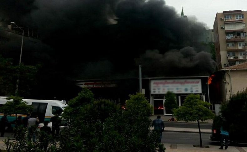 Motosikletler yandı, iş yeri sahibinin oğlu ağladı