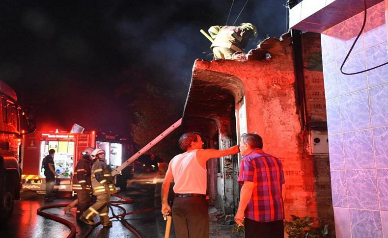 İzmir'de metruk binada yangın