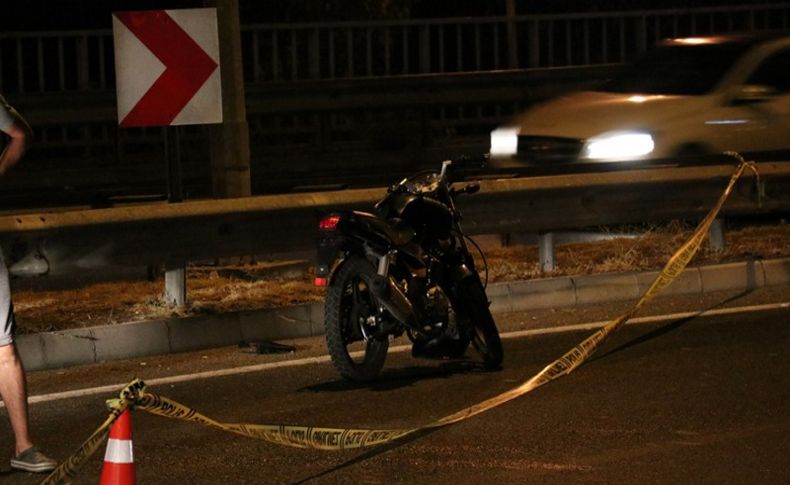 İzmir'de virajı alamayan motosiklet bariyere çarptı: 1 ölü