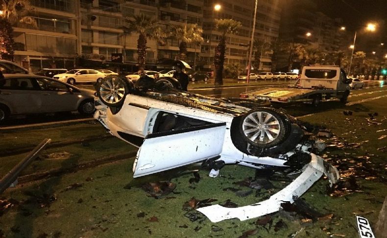 İzmir'de otomobil devrildi: 4 yaralı