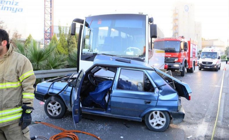 İzmir'de otomobil minibüsle çarpıştı: 2 ölü, 4 yaralı