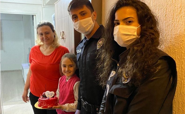 İzmir'de polisten Ada'ya doğum günü sürprizi