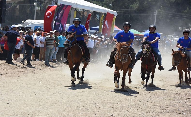 İzmir’de rahvan at yarışları düzenlendi