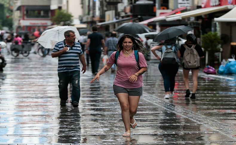 İzmir'de sağanak caddeleri göle çevirdi