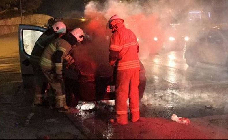 İzmir'de seyir halindeki araç yandı