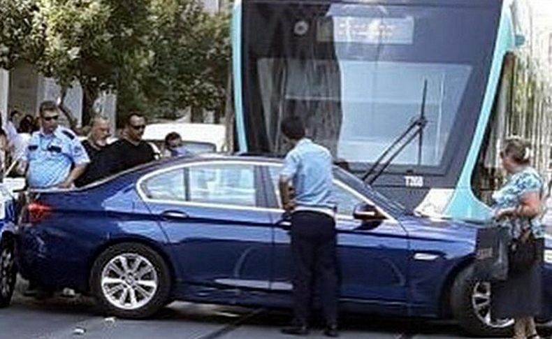 İzmir'de tramvay ile otomobil çarpıştı