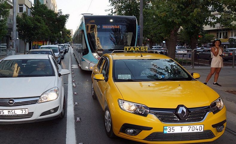 İzmir'de tramvay trafiğe takıldı