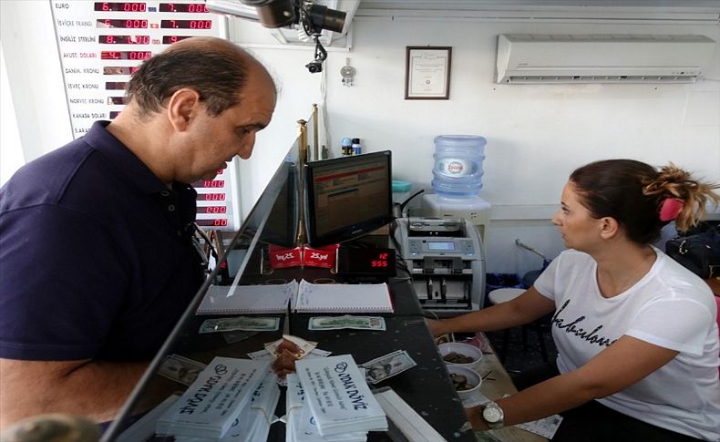 İzmir'de vatandaşlar döviz bürolarına akın etti