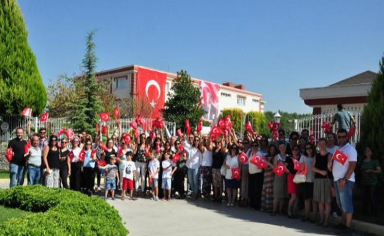 İzmir'de velilerden okul önünde nöbet