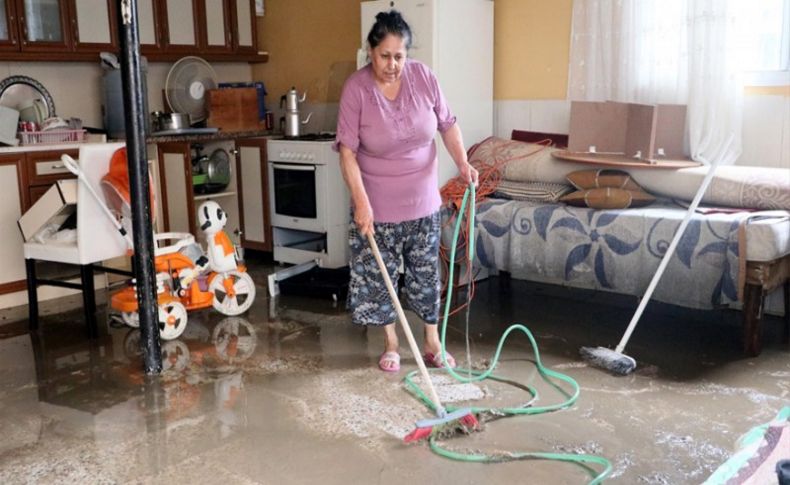 İzmir'de yağmur hayatı felç etti vatandaş tepki gösterdi