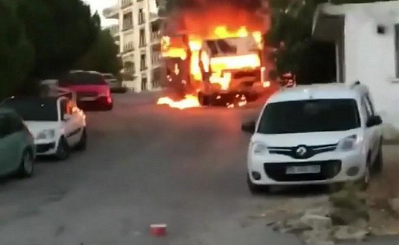 İzmir'de yanan araç, kendiliğinden hareket edip eve çarptı: 2 yaralı